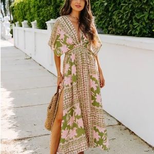 Vici size small A WORLD TO SEE FLORAL SLIT MIDI DRESS